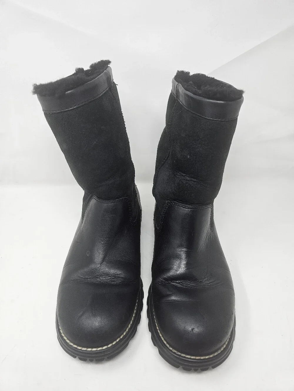 UGG Brooks Women's Black Leather Short Boot Size 9 S/N 5381